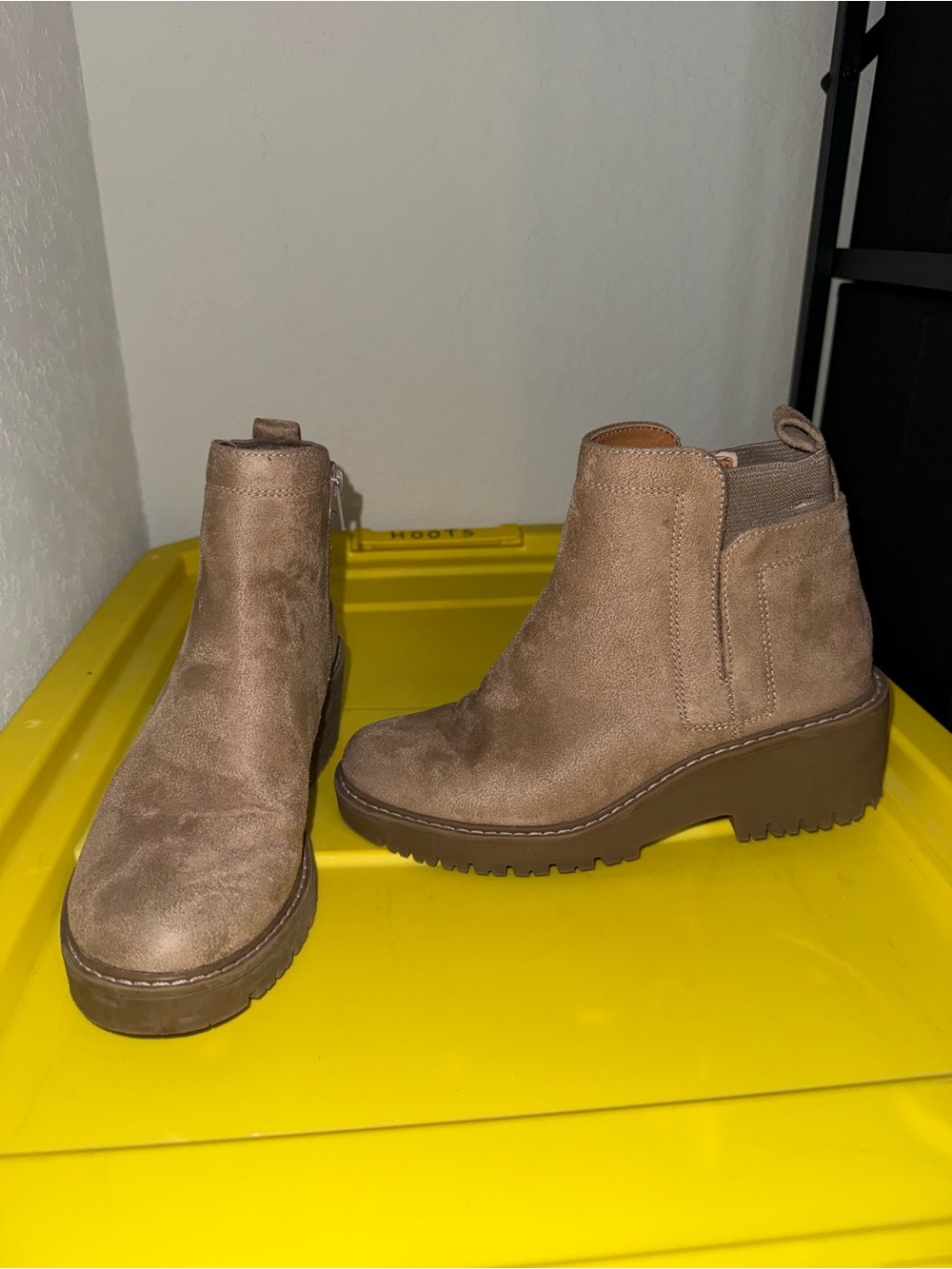 Women’s White Mountain tan faux suede ankle boots